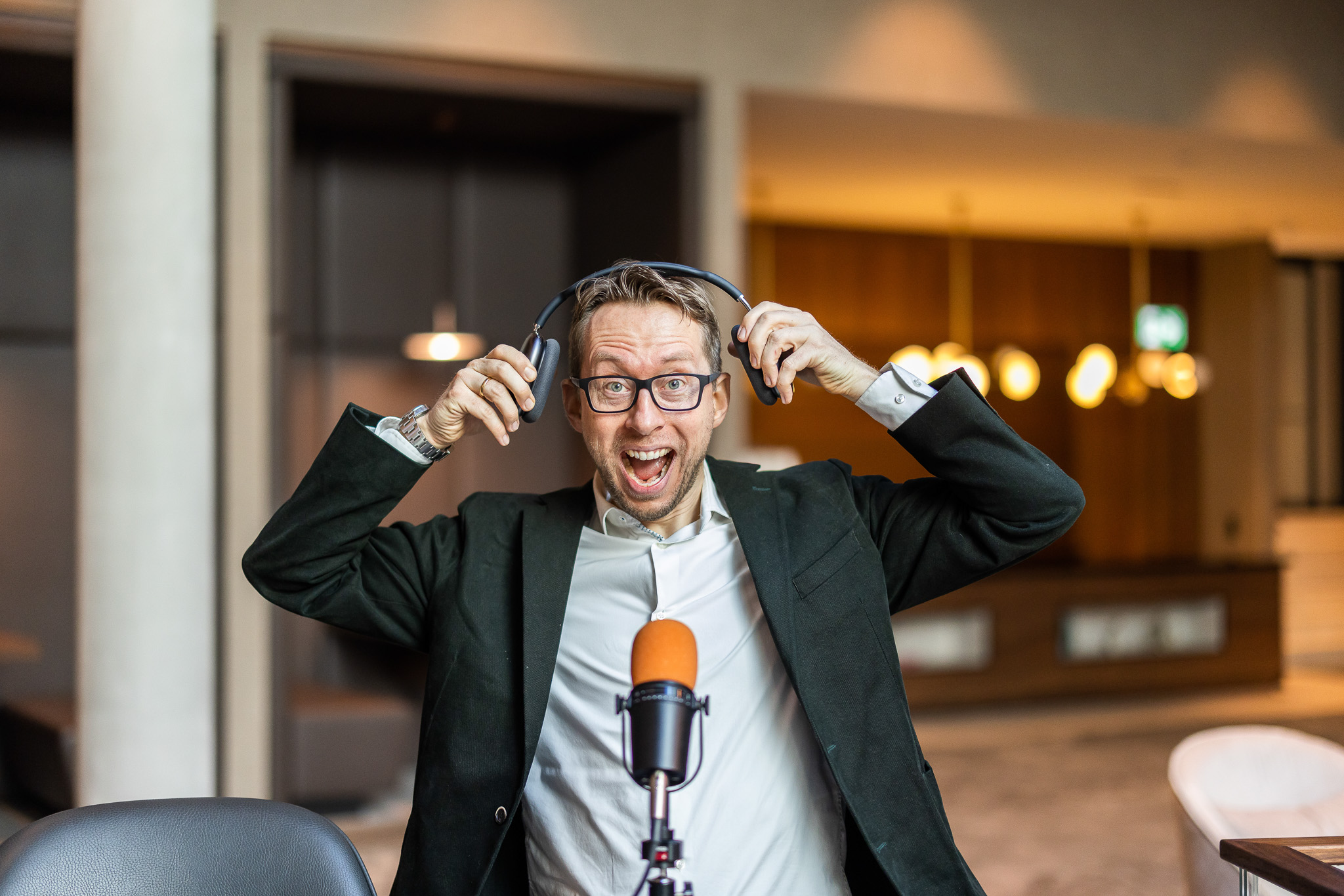 Daniel Schwenger putting on headphones