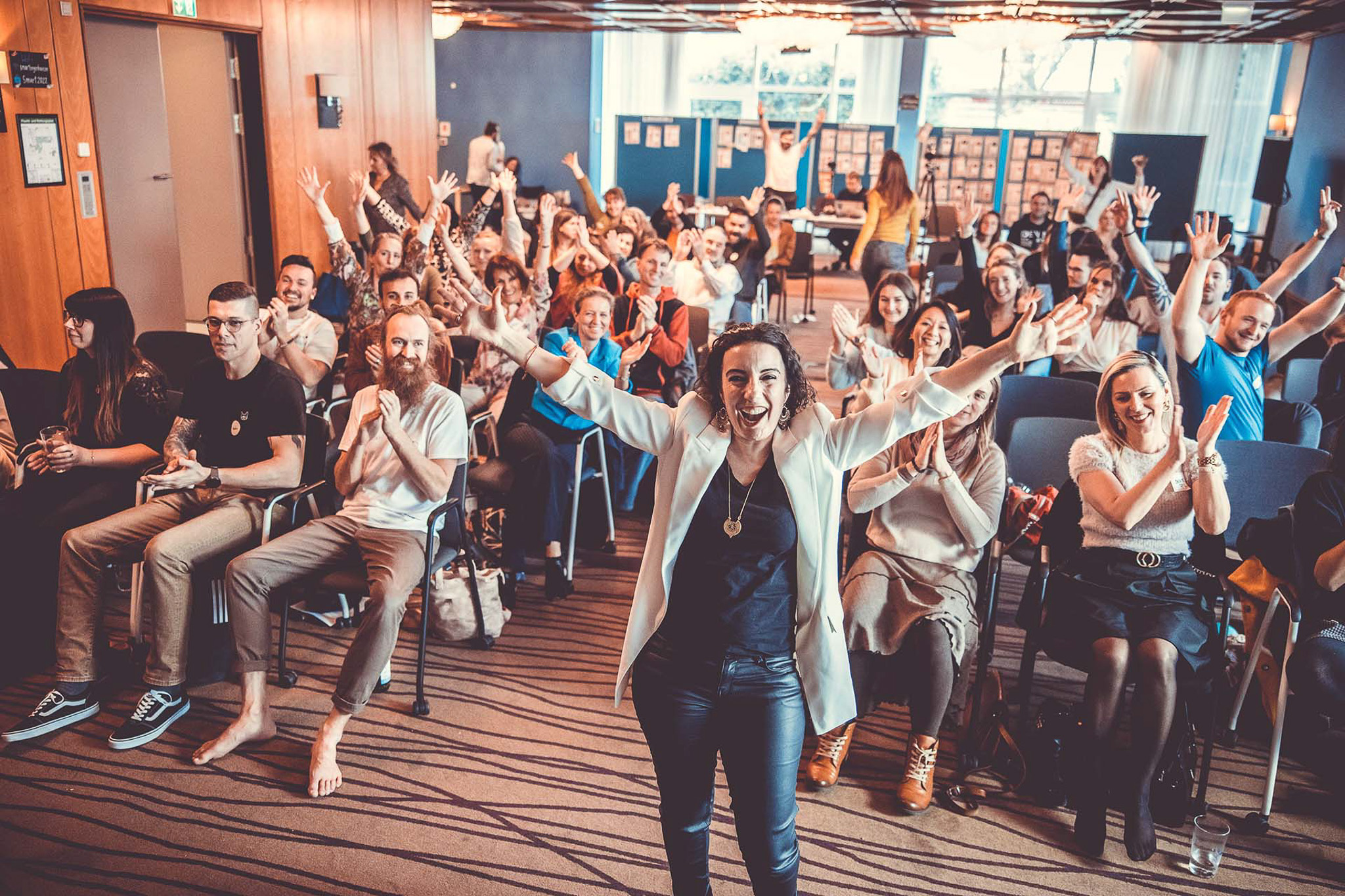Speaker and cheering audience at the Branding Days